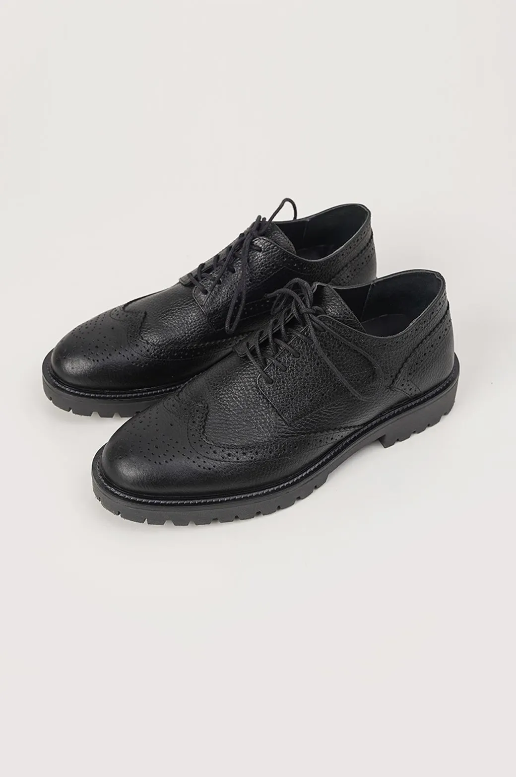 LOW-TOP LEATHER BROGUES