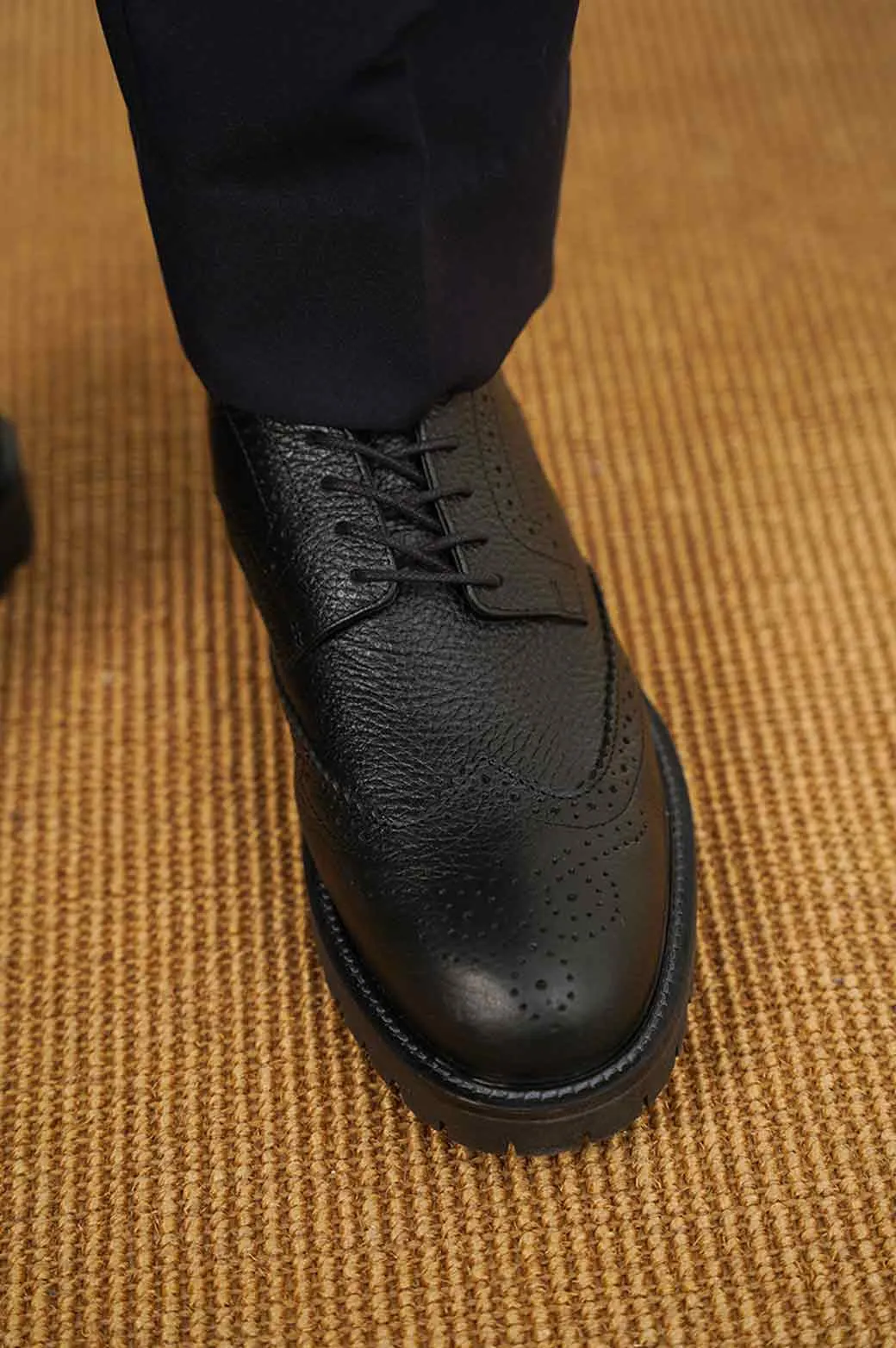 LOW-TOP LEATHER BROGUES